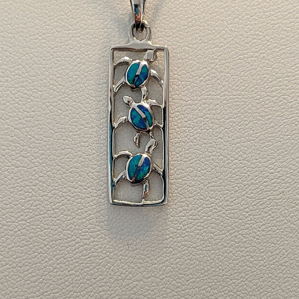 VERY FEMININE STERLING SILVER SEA TURTLE PENDANT AND CHAIN